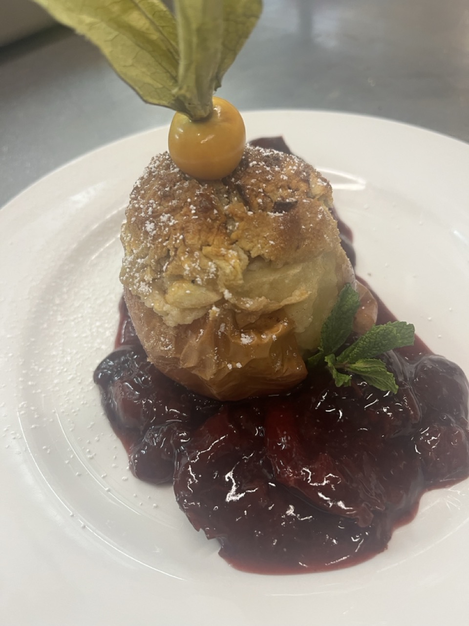 Dessert auf Fruchtspiegel