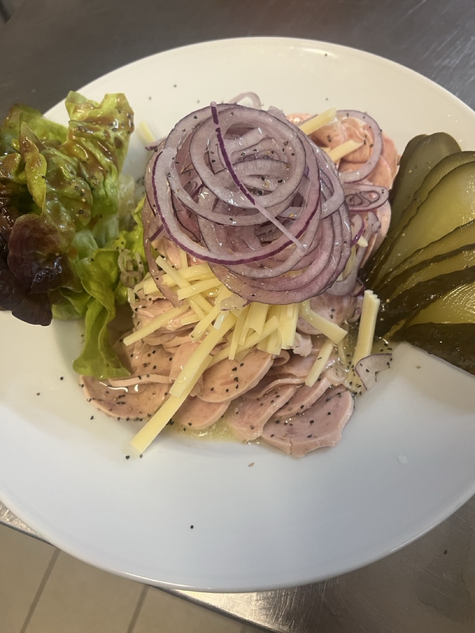 Wurstsalat mit Zwiebeln und Salat